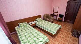 Гостевой дом Lika Анапа Двухместный номер с 2 отдельными кроватями и дополнительной кроватью-1